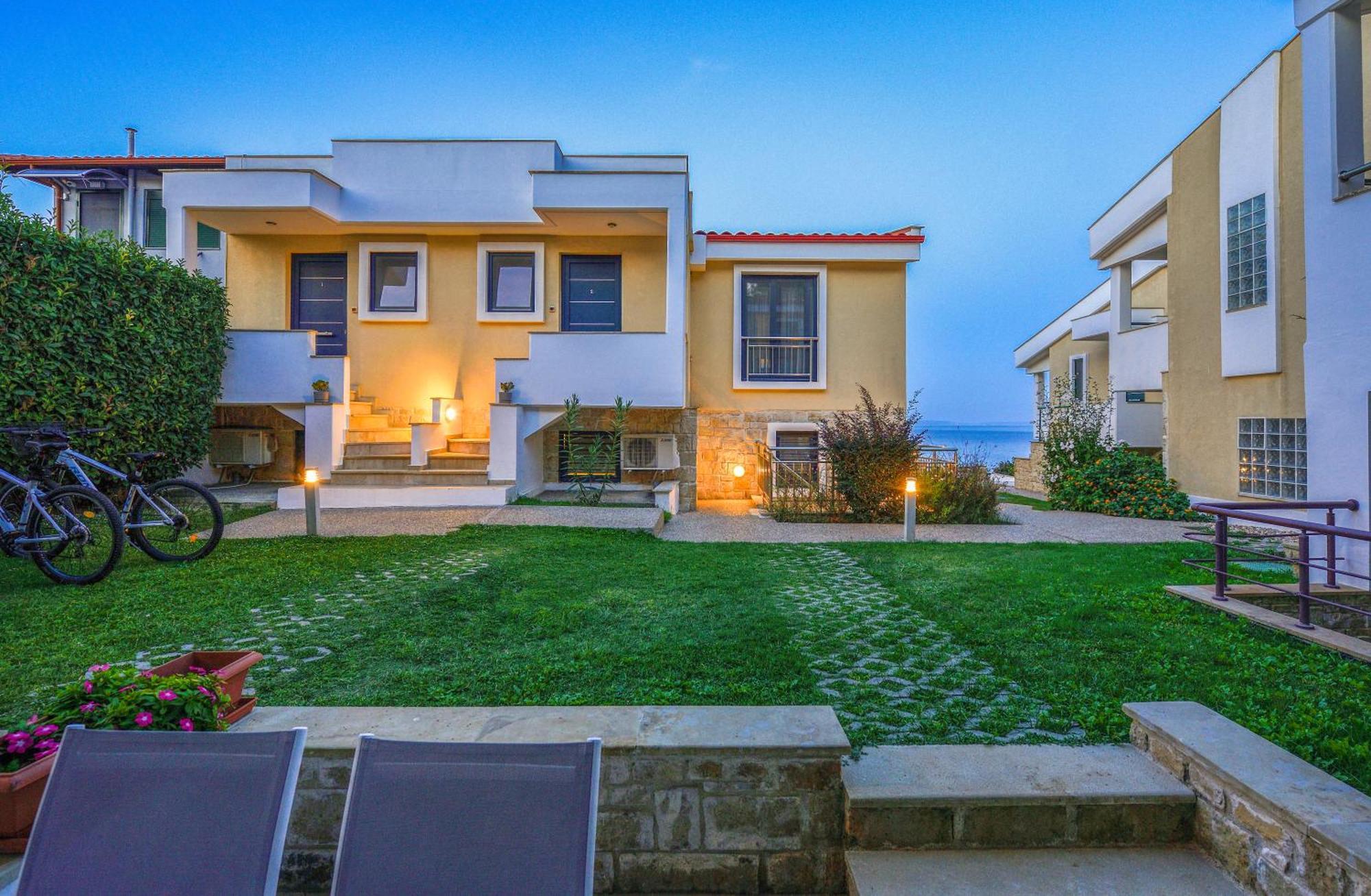 Elpiniki Luxury Apartments Nea Poteidaia Exterior foto